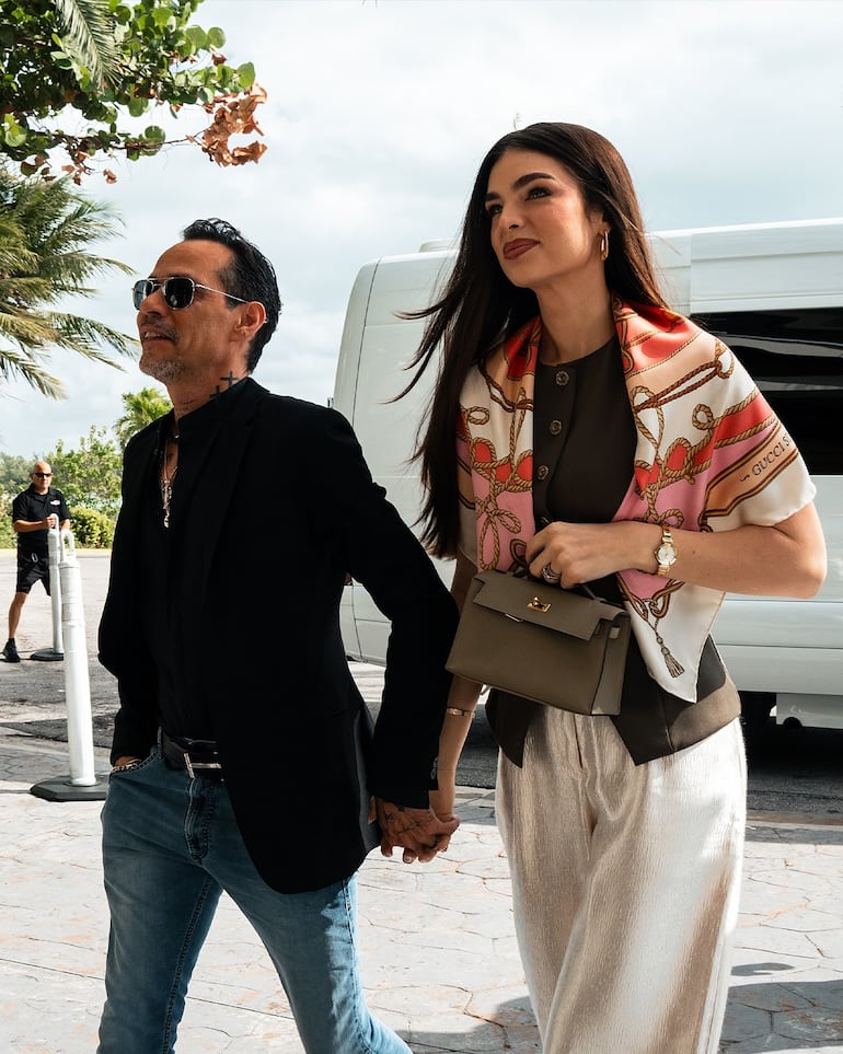 Marc Anthony y Nadia Ferreira llegaron de la manito al evento de E1 Series en Miami. (Instagram/Marc Anthony)