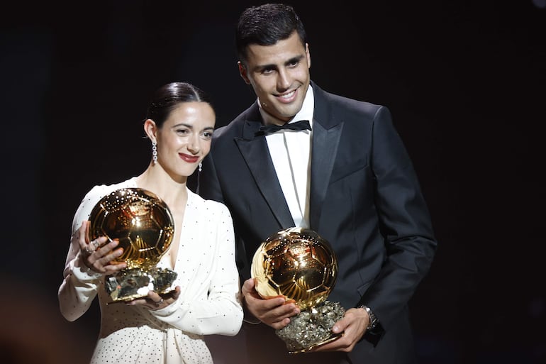 Paris (France), 28/10/2024.- Manchester City and Spain midfielder Rodri and Barcelona player Aitana Bonmati pose with their trophies after winning the Men's and Women's Ballon d'Or 2024 awards at the Ballon d'Or 2024 ceremony at the Theatre du Chatelet in Paris, France, 28 October 2024. (Francia, España) EFE/EPA/MOHAMMED BADRA
