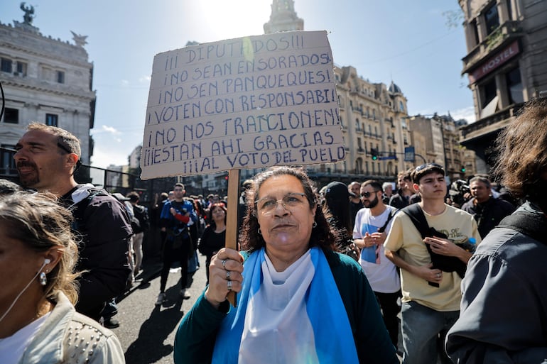 BUENOS AIRES (ARGENTINA), 09/10/2024. Una mujer sostiene un letrero durante una manifestación este miércoles, en Buenos Aires (Argentina). El veto del presidente de Argentina, Javier Milei, a la ley de financiación de la educación universitaria quedó firme. EFE/ Juan Ignacio Roncoroni. 
