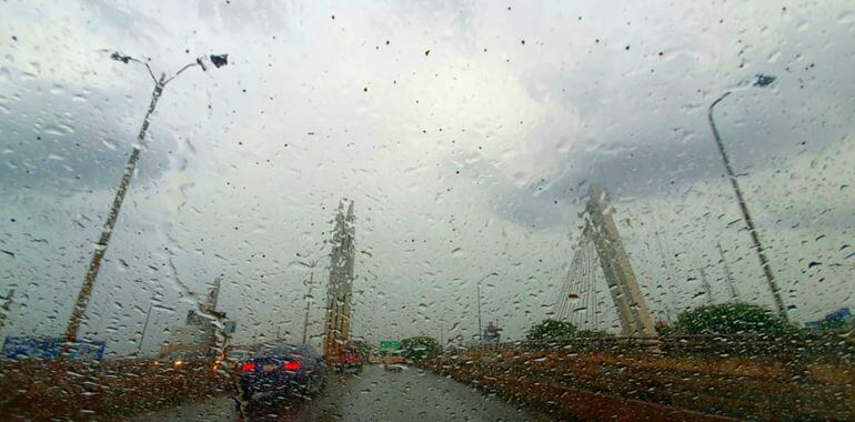 Lluvia y tormentas se desplazan hacia el este del país.