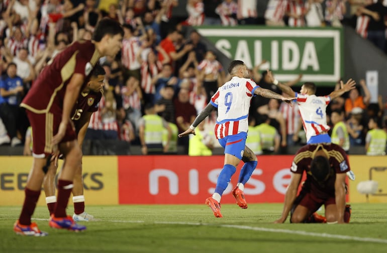 Antonio Sanabria, jugador de la selección de Paraguay, festejan un gol en un partido frente a Venezuela por la fecha 10 de las Eliminatorias Sudamericanas 2026 en el estadio Defensores del Chaco, en Asunción.