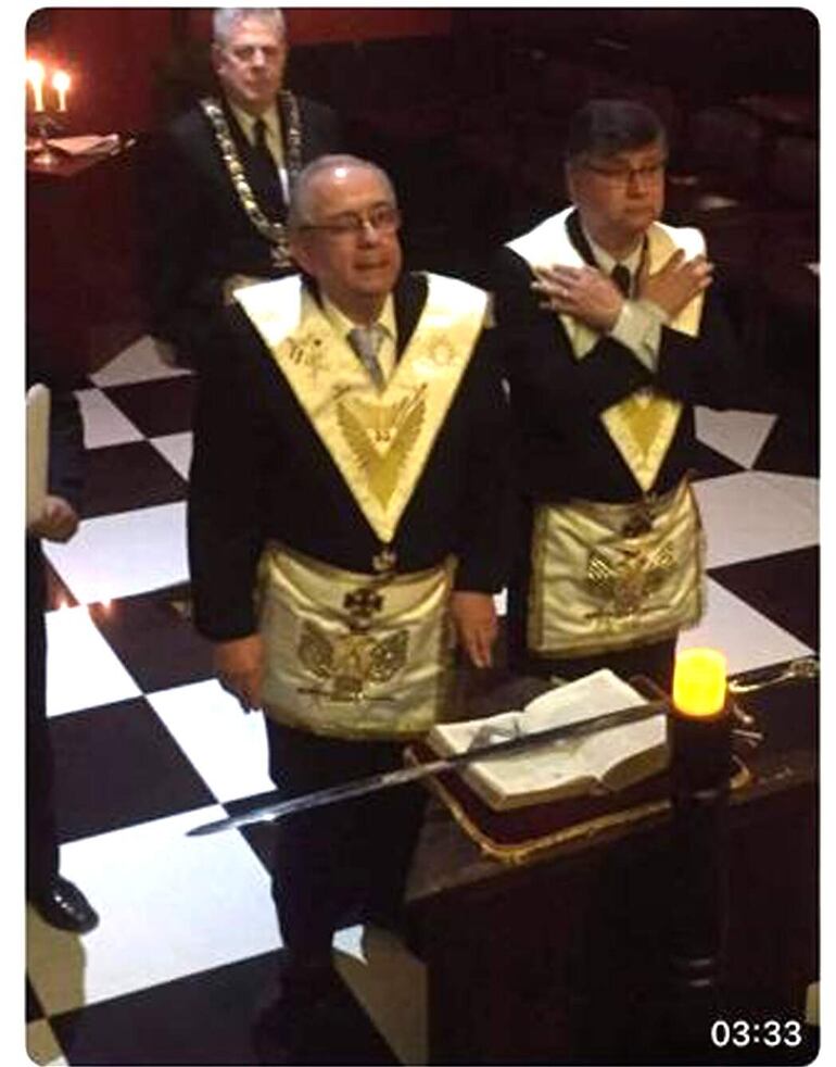 El exministro de Corte José Torres Kirmser (fallecido) y el camarista Oscar Rodríguez Kennedy, en un acto de la masonería.