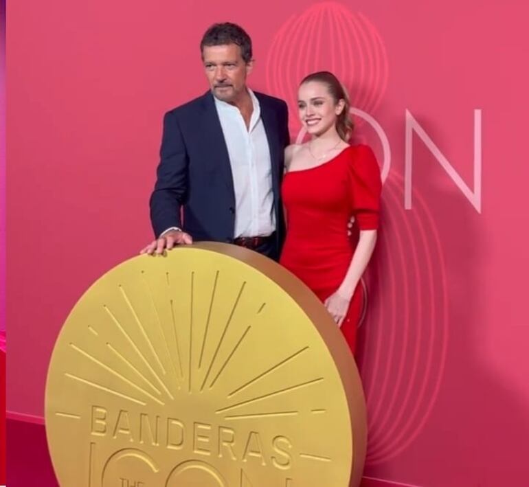 Gaby Ovelar junto a Antonio Banderas.