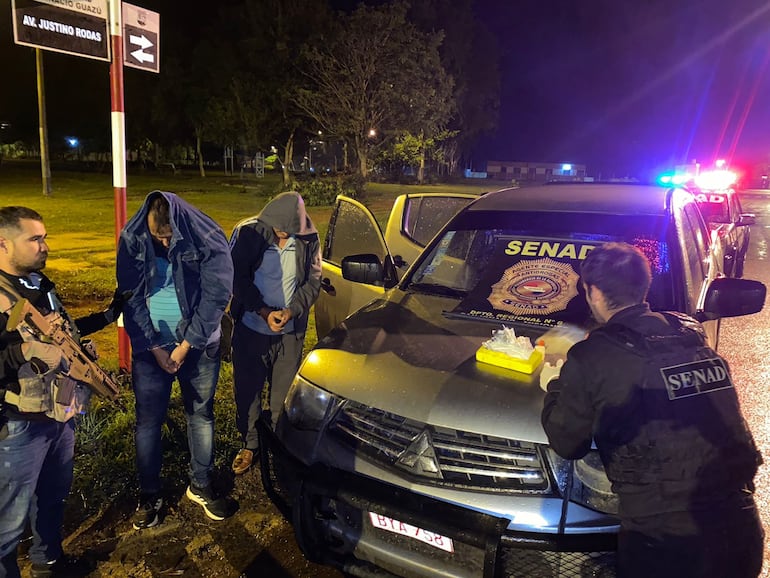 Dos de las tres personas detenidas en Misiones por tener clorhidrato de cocaína. (gentileza).