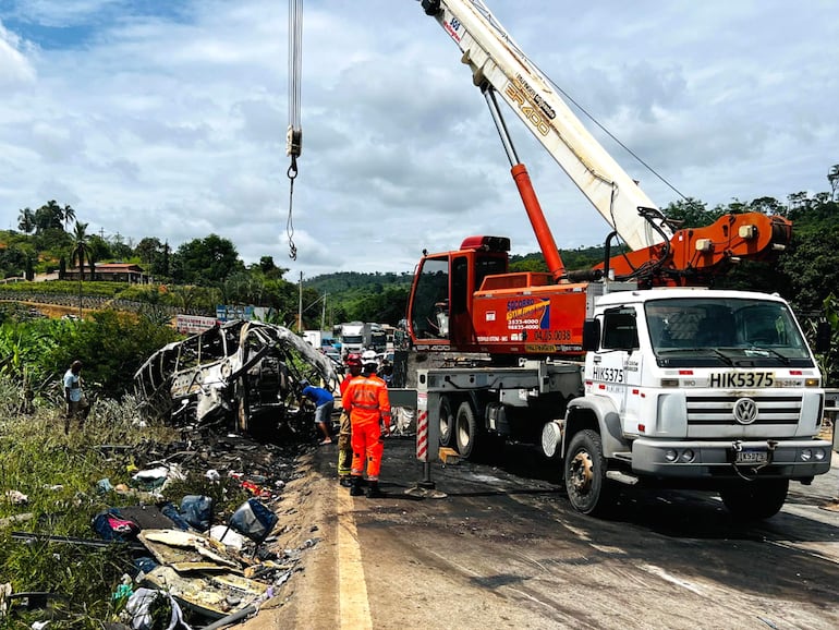 Rescatistas y una grúa trabajan en el lugar del accidente, este sábado en la localidad de Teófilo Otoni, Minas Gerais.