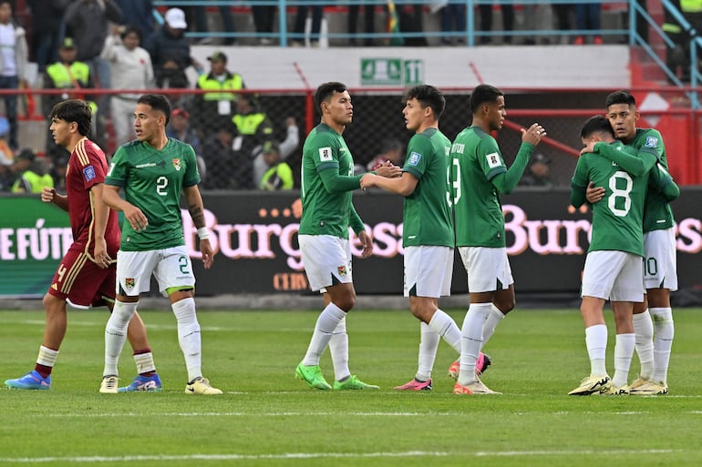 Los jugadores de Bolivia celebran el triunfo en el partido frente a Venezuela por la séptima fecha de las Eliminatorias Sudamericanas 2026 en el estadio Municipal El Alto, en El Alto, Bolivia.  