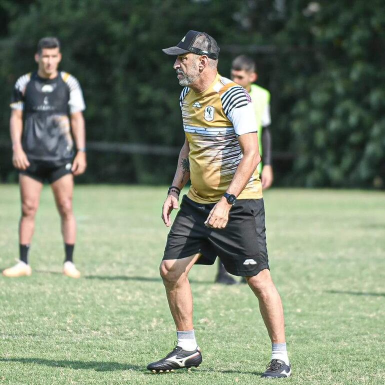 Vinícius  Eutrópio (57 años), técnico de Tacuary.