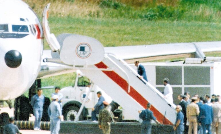 Alfredo Stroessner subiendo al avión para ir al exilio tras renunciar a causa del golpe militar del 2 y 3 de febrero de 1989.