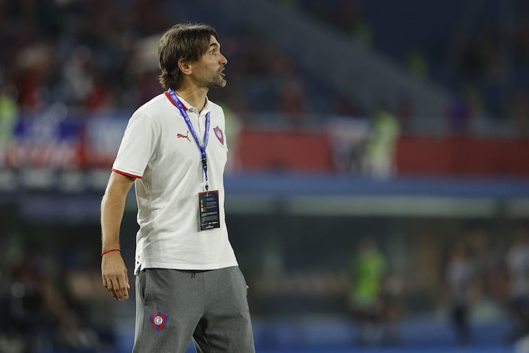 El argentino Diego Martínez, entrenador de Cerro Porteño, en el partido frente a Monagas en la revancha de la Fase 2 de la Copa Libertadores 2025 en el estadio La Nueva Olla, en Asunción, Paraguay.