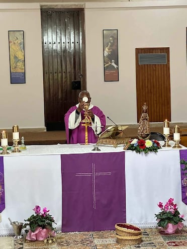 El reverendo padre Seraphin Kazadi, de la República del Congo, en la Iglesia Vaticana “Nuestra Señora de la Santa María” de la Nunciatura Apostólica de Ankara, realizó la ceremonia de entronización de la imagen de la Virgen de Caacupé.