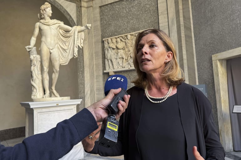 La directora de los Museos Vaticanos, Barbara Jatta durante la presentación del Apolo del Belvedere, copia romana de la obra maestra griega del siglo IV a.C. y una de las esculturas más célebres de los Museos Vaticanos, que vuelve a exhibirse al público desde este martes tras casi cinco años de una compleja restauración.