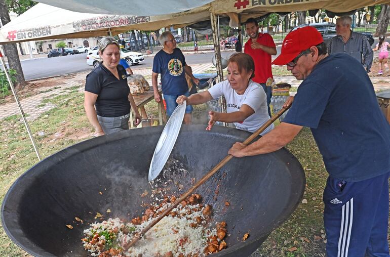 Olla popular realizada hoy en las plazas frente al ex Cabildo Nacional.