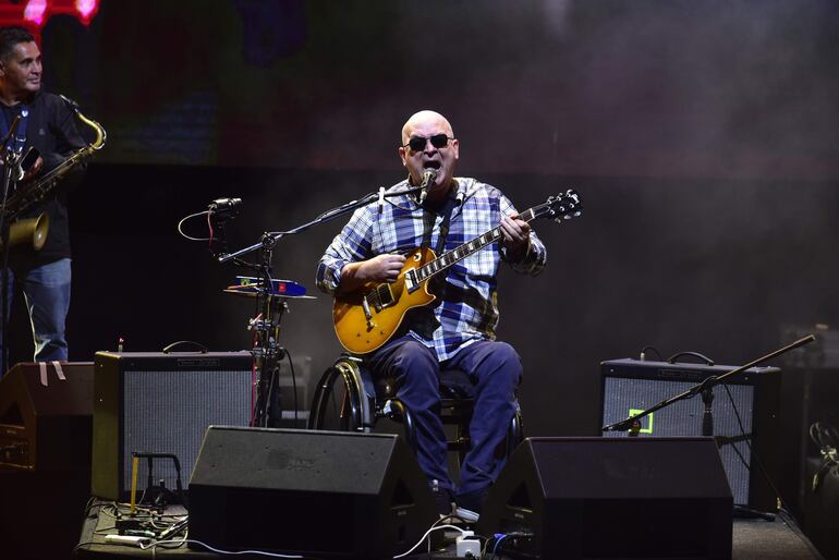 Herbert Vianna, de Os Paralamas do Sucesso, copó el escenario con su magnética presencia y carisma.