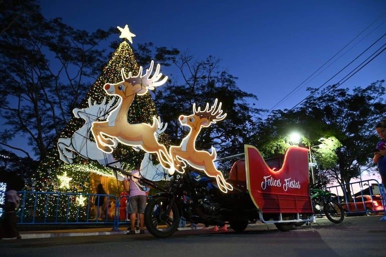 Papá Noel recorrerá en su trineo la ciudad de Villa Elisa en la noche de hoy, lunes.