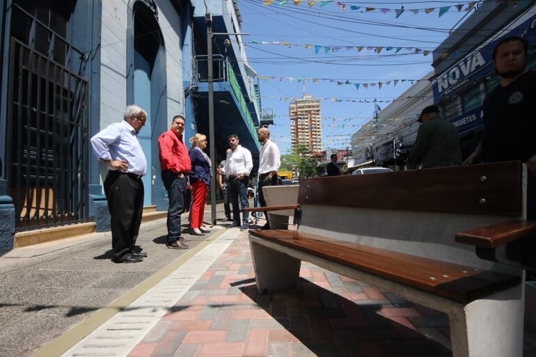 Como acción piloto, una empresa construyó un pequeño parquesito dentro del "Paseo Antequera".