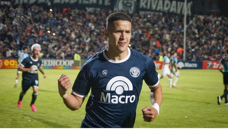 Alex Arce va hoy por el ascenso en Argentina con Independiente Rivadavia