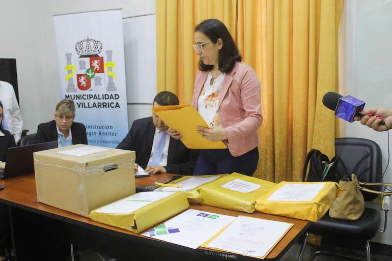 Momento de la apertura de sobres a cargo de los funcionarios de la Unidad Operativa de Contrataciones (UOC) de la comuna local. 