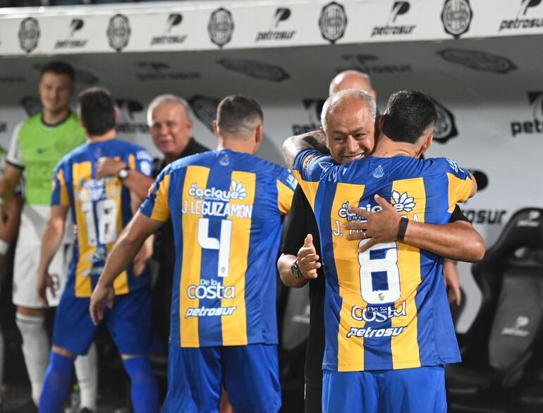 Francisco Arce (d), entrenador de Olimpia, saluda a Jorge Mendoza. jugador del Sportivo Luqueño, en la previa del partido por el fútbol paraguayo en el estadio Manuel Ferrerira, en Asunción.