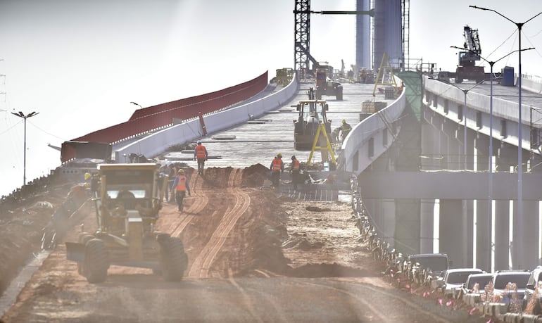 Ayer se estaba apurando el terraplenado del otro de los viaductos de acceso al puente.