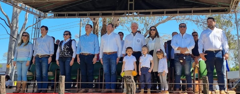 La diferentes autoridades Nacionales, departamental y locales durante la inauguración de la Expo Misiones, 2023.