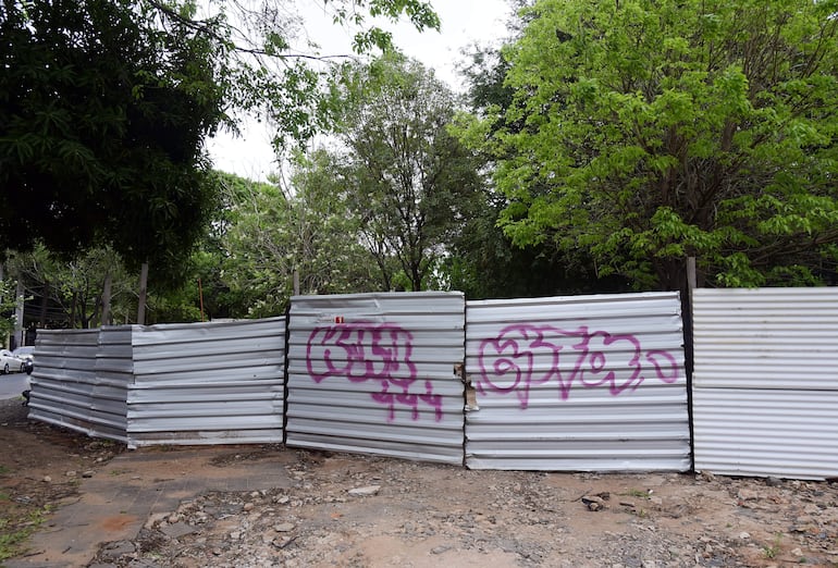 Las mejoras en la plaza Naciones Unidas, del barrio Mburicao, tienen más de un año de atraso.