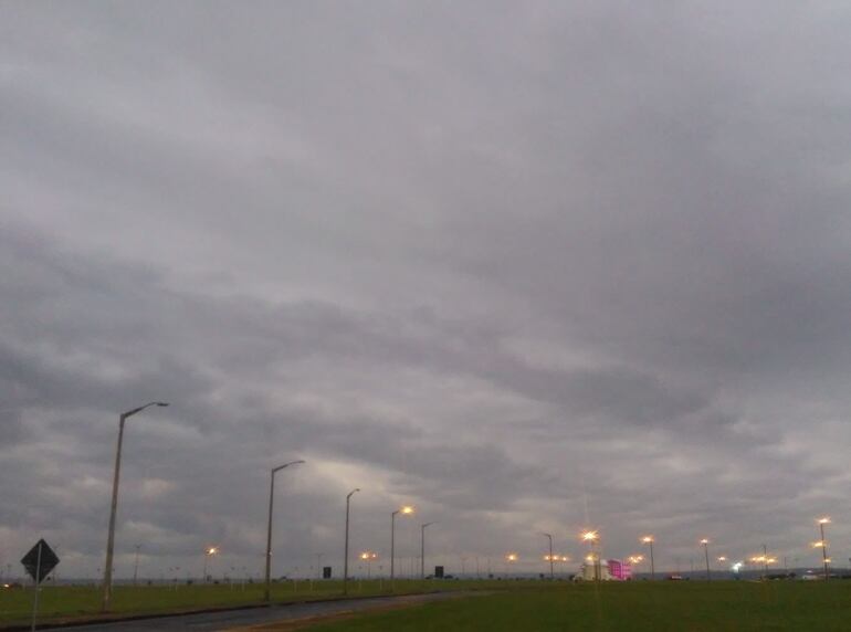 El frente de tormenta ingresó desde el cuadrante suroeste, alrededor de las 17:00 horas, y fue cobrando intensidad conforme avanzó hacia la zona noreste del departamento de Itapúa.