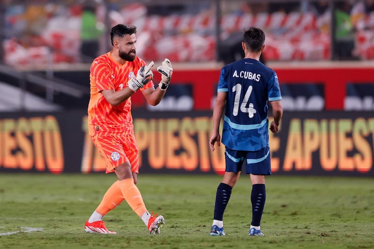 Carlos Coronel y Andrés Cubas, arquero y volante de la selección paraguaya.