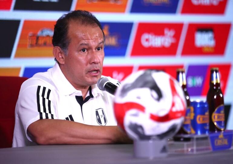 Juan Reynoso, 53 años, seleccionador de Perú.