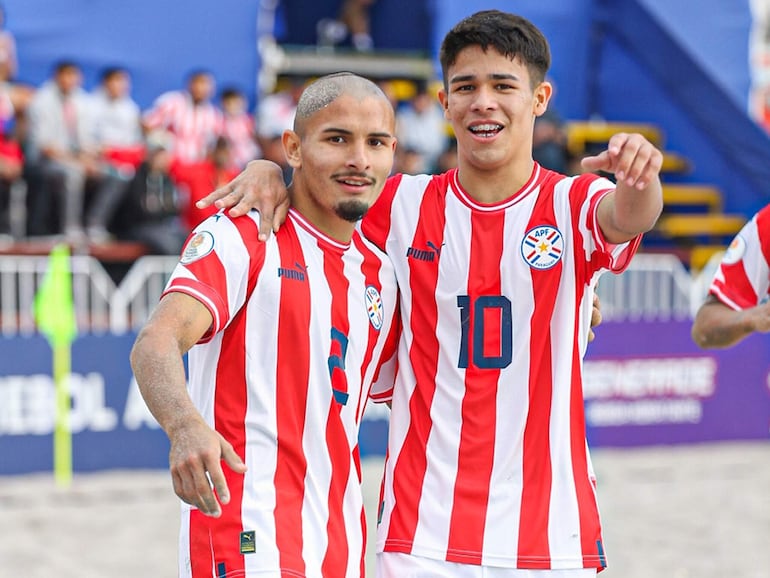 Elías Aguiar (izq.) y Thiago Barrios, autores de los goles de la goleada Pynandi en el estreno.