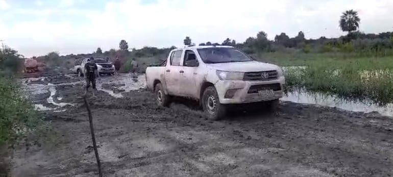 Camino que conduce al distrito de Bahía Negra; varios tramos están destrozados tras las últimas lluvias registradas en la zona.