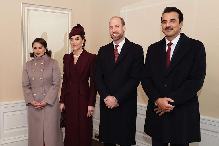 El príncipe Guillermo de Gran Bretaña y Kate Middleton junto al Emir Sheikh Tamim bin Hamad al-Thani de Qatar y a su esposa Sheikha Jawaher bint Hamad bin Suhaim al-Thani, en el primer día de su visita de Estado de dos días a Gran Bretaña. (Aaron Chown / POOL / AFP)