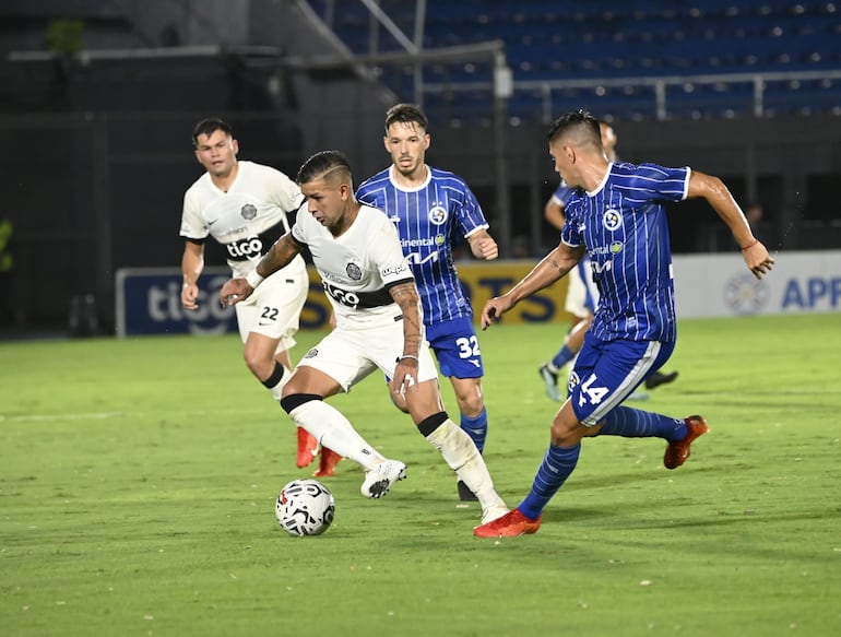 Maniobra de Derlis González (29) ante la cobertura defensiva de Fernando Díaz (22). El “10” hizo el gol franjeado, desde los 12 pasos.