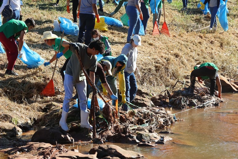 Más de siete mil toneladas de basura en cauce hídrico en la ciudad de San Antonio.