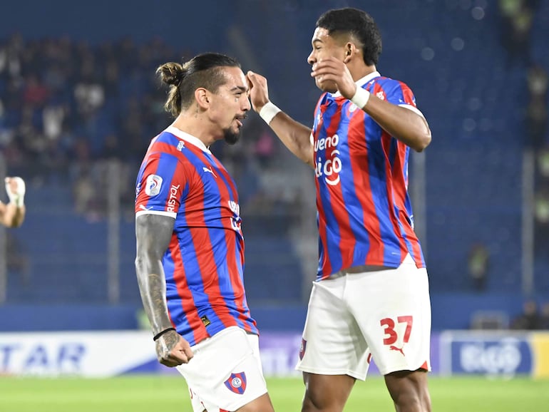 El brasileño Francisco da Costa (i), jugador de Cerro Porteño, celebra un gol en el partido frente a Nacional por la octava fecha del torneo Clausura 2024 del fútbol paraguayo en el estadio La Nueva Olla, en Asunción.