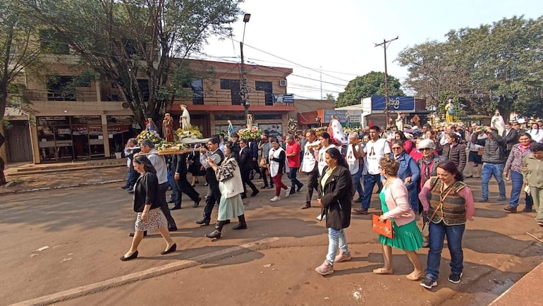 Procesión de la imagen de la Virgen de la Asunción con los protectores de capillas y oratorios de Hernandarias.