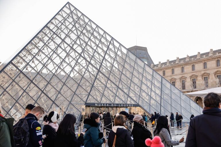 El Museo de Louvre de París es uno de los más visitados en el mundo.