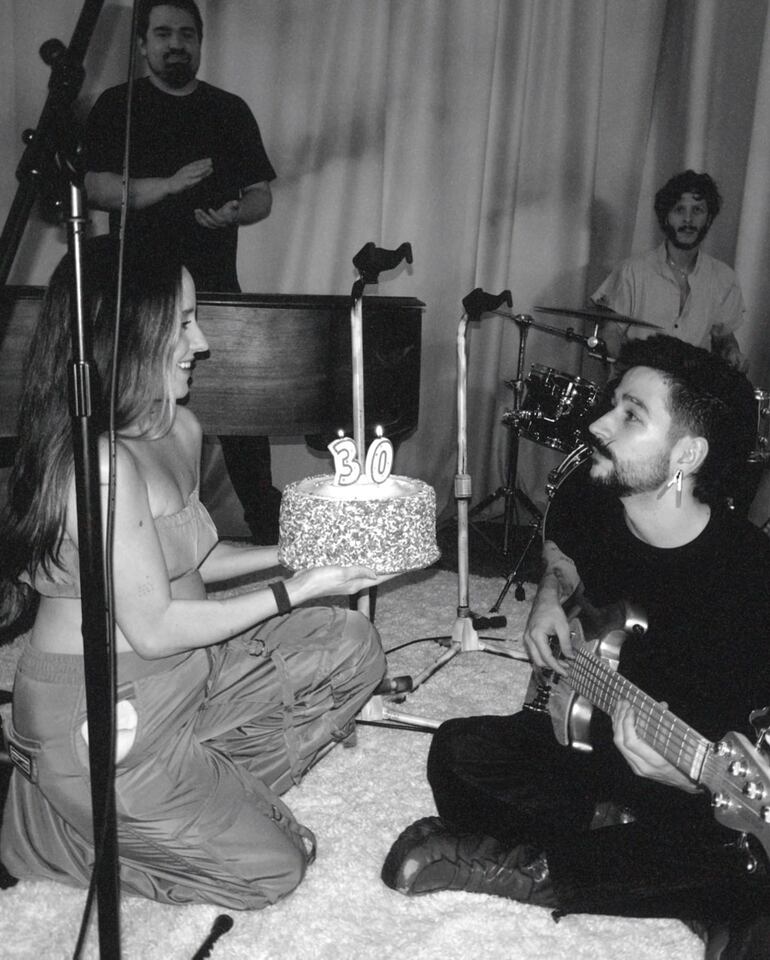 ¡Bella postal! Evaluna sorprendiendo a Camilo en pleno ensayo con su banda de músicos. (Instagram/Evaluna)