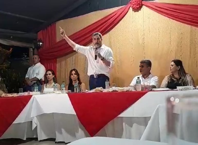 El expresidente Mario Abdo (de pie) y a la izquierda, el agasajado, concejal departamental de Itapúa, Silvio Piris.