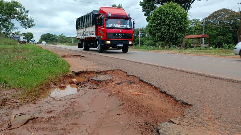 La antigua ruta PY02 que cruza por el ejido urbano de Coronel Oviedo se encuentra en pésimas condiciones.