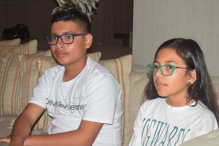 Levi Ticas (i) y Frida Hernández, dos de los niños ganadores del concurso 'Macondo sí tiene quien le escriba', hablan durante entrevista con EFE este jueves, en Barranquilla (Colombia). Un grupo de 19 niños de nueve países iberoamericanos visita esta semana lugares del Caribe colombiano que fueron determinantes en la obra de Gabriel García Márquez, Premio Nobel de Literatura de 1982. EFE/ Hugo Penso