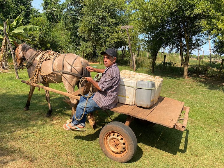 Los pobladores deben acarrear agua en bidones desde un arroyo.