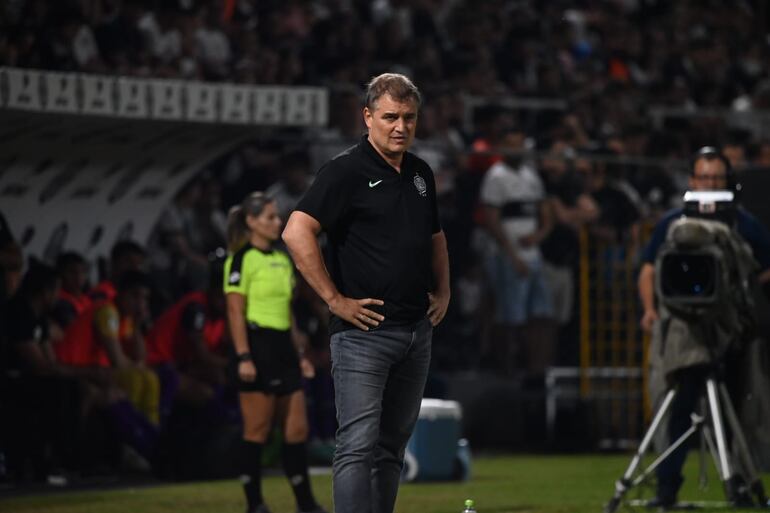 El uruguayo Diego Aguirre, entrenador de Olimpia, durante el debut contra Tacuary en el torneo Clausura 2023 del fútbol paraguayo en el estadio Manuel Ferreira, Asunción.