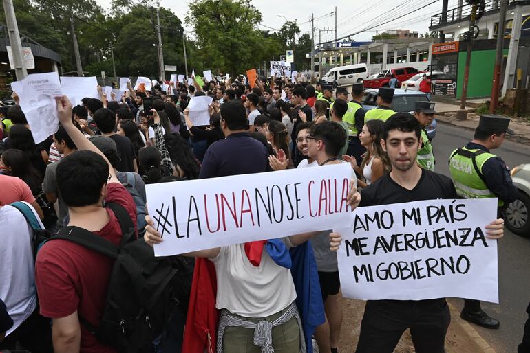 Protesta de estudiantes de la Universidad Nacional de Asunción