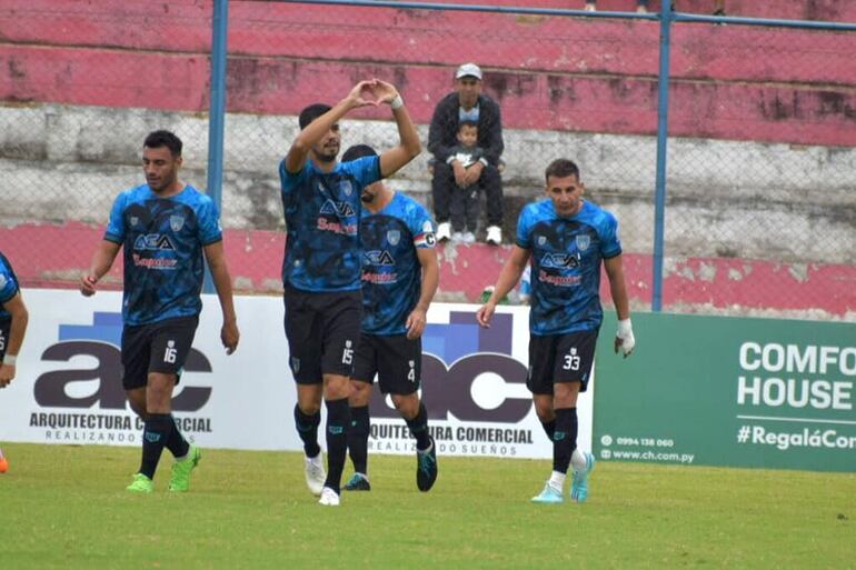 El zaguero Cristian Galeano festeja su tanto, el que significó el tanto del triunfo ante 2 de Mayo, con el gesto del corazón arriba. (Foto: APF)