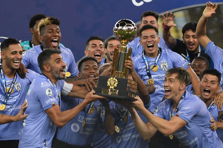 Los jugadores de Independiente del Valle celebran la conquista de la Recopa Sudamericana 2023 en el estadio Maracaná, en Río de Janeiro, Brasil.