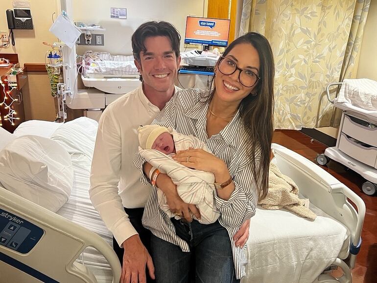 Olivia Munn y John Mulaney, felices con su hijita Méi. (Instagram/Olivia Munn)