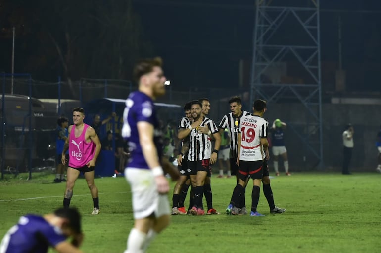 Festejo de los jugadores de Libertad tras el gol de Tito Villalba