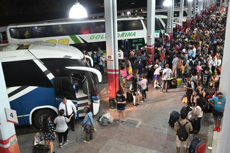 Unas 27.000 personas pasaron por la Estación de Buses de Asunción solamente el viernes, principalmente por la noche.