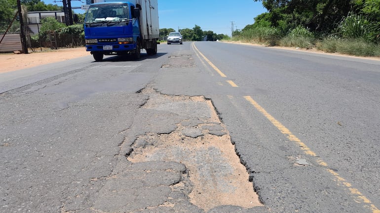 Los conductores bajan sus rodados a las banquinas para evitar los cráteres de la ruta PY01.