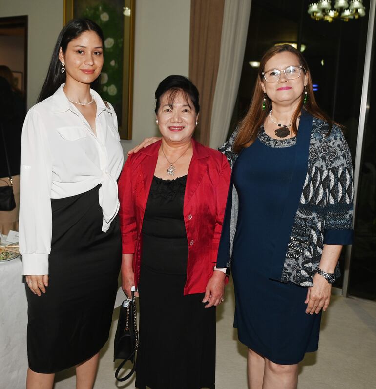 Magali Benítez, Manami Nagasawa y Carmen Vallejo.